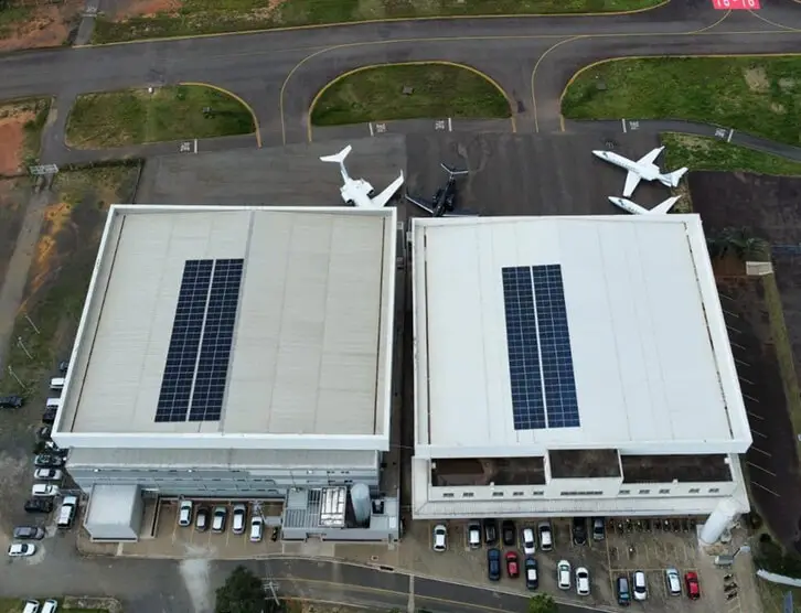 Casa com placas solares