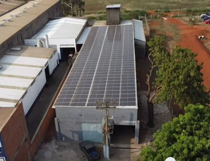 Galpão com placas solares