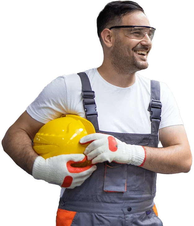 Homem usando roupas de proteção básicas para trabalhar com painéis solares